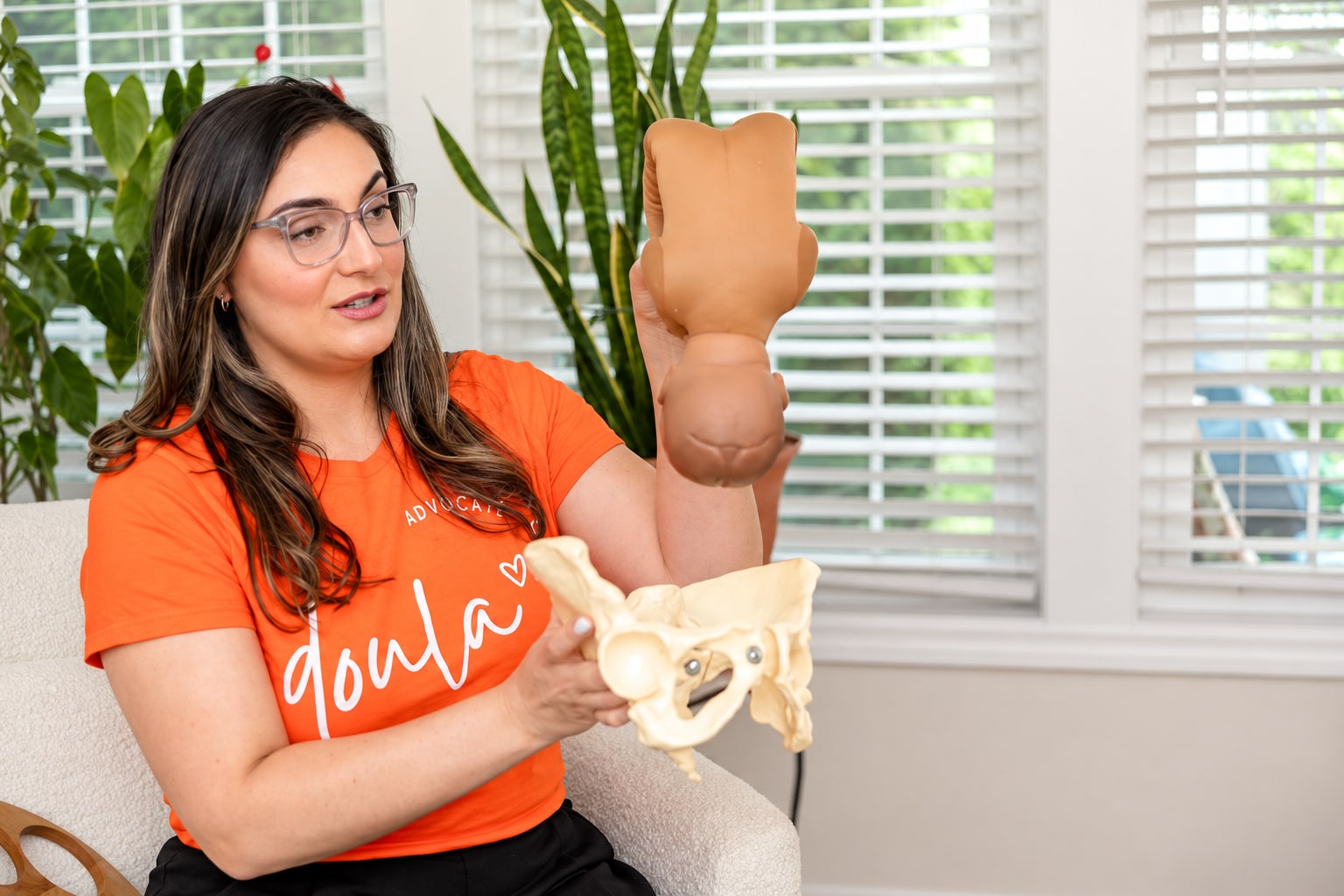 Bruna teaching with the pelvis model in a birth preparation class