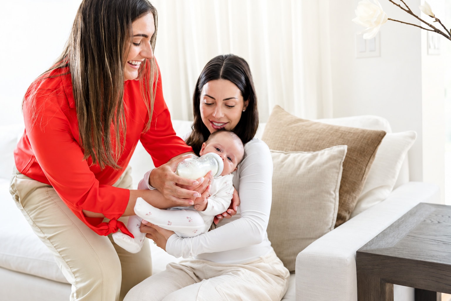 Bruna supporting a mother holding her baby